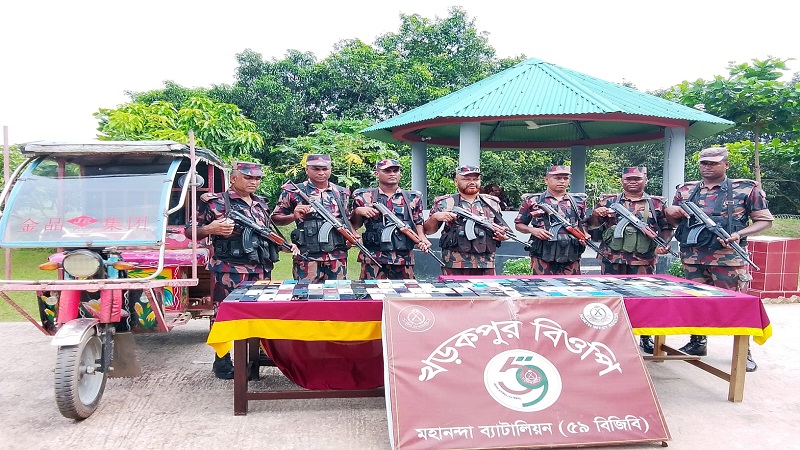 চাঁপাইনবাবগঞ্জ সীমান্তে বিজিবি’র পৃথক অভিযানে ৩ কোটিরও বেশি টাকার চোরাচালানী পণ্য জব্দ